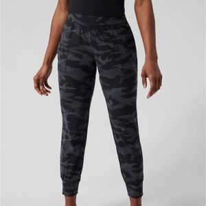 Athleta Salutation Camo Jogger, size small
